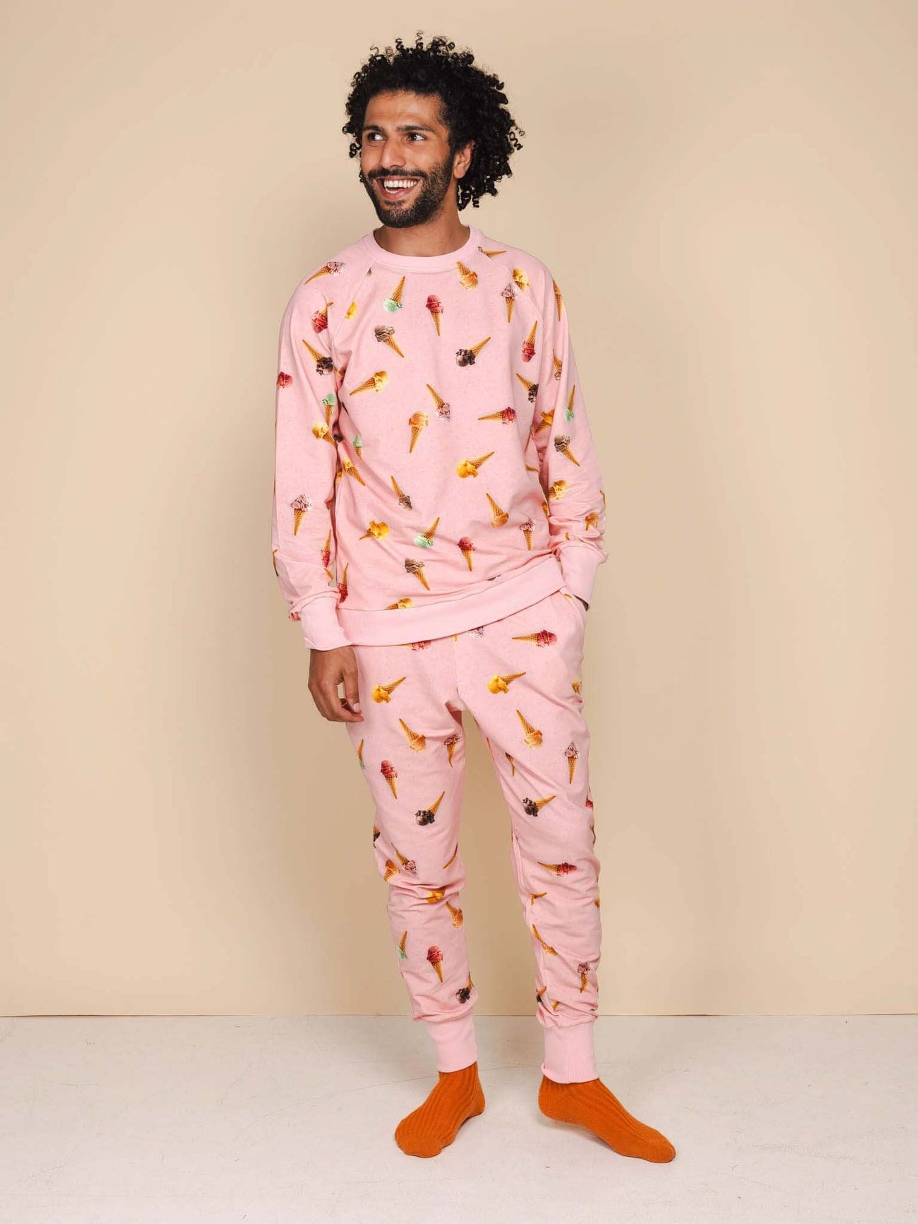SNURK Ice Cream Cones Broek Unisex: unisex joggingbroek met heerlijke ijsjesprint, gemaakt van zachte biologische katoen.