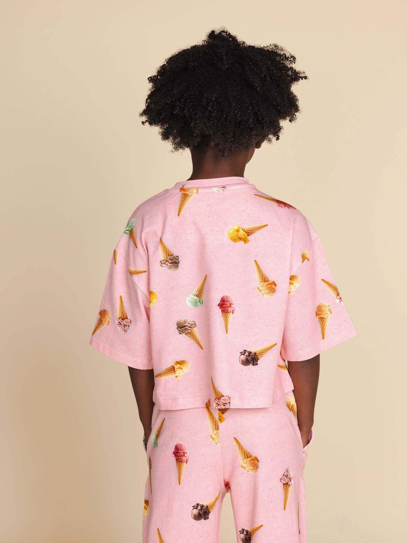 SNURK Ice Cream Cones Cropped T-Shirt Kids met kleurrijke ijsjesprint, perfect voor kinderen.