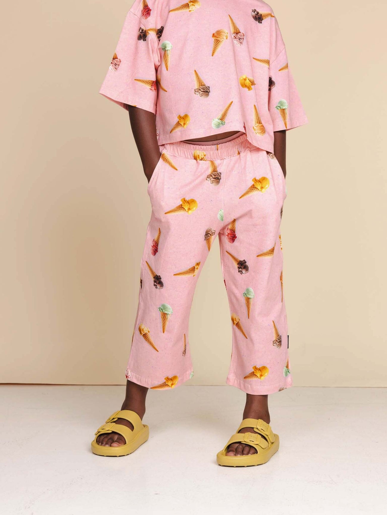 SNURK Ice Cream Cones Cropped T-Shirt Kids met roze ijsjesprint op een casual kinderoutfit.