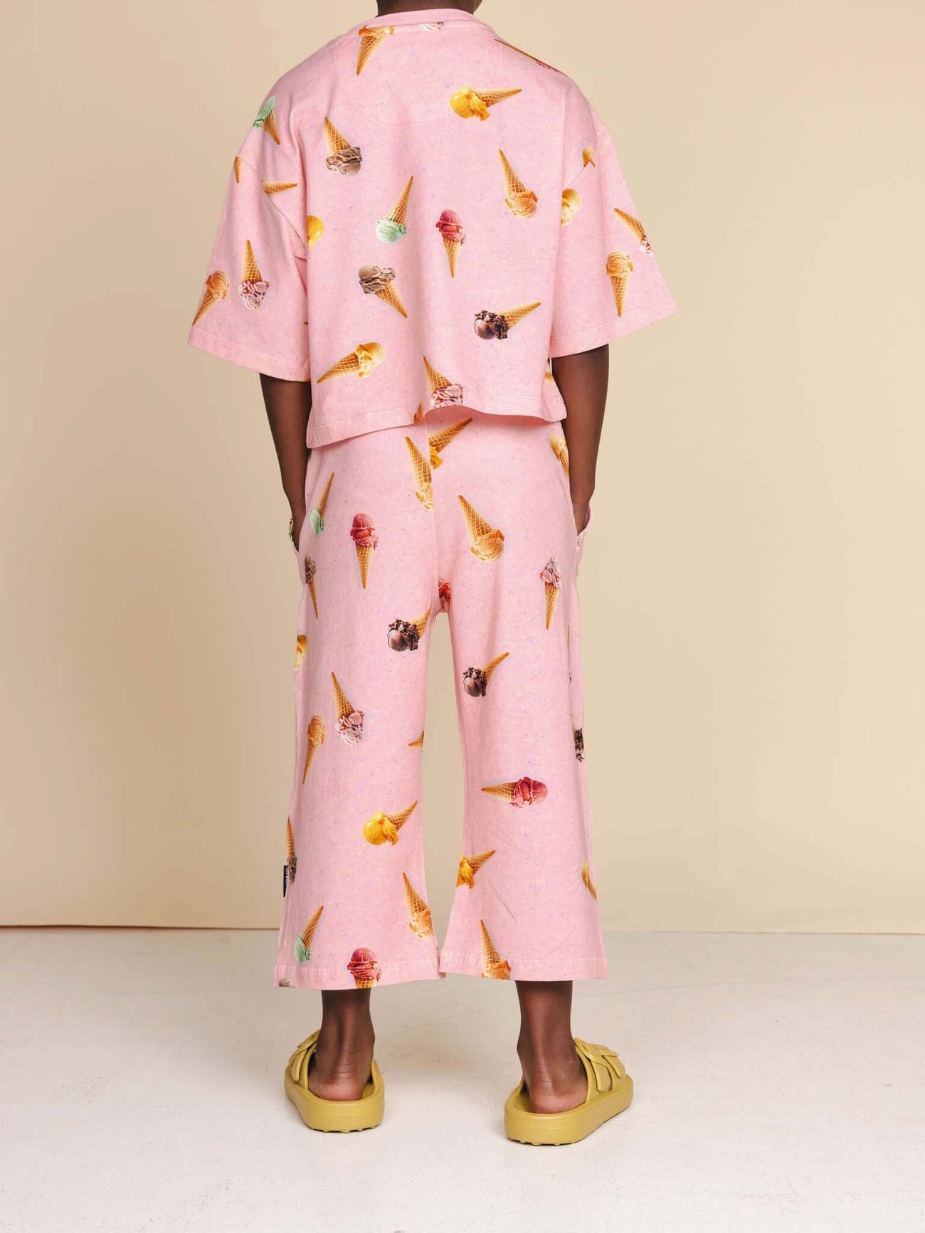 SNURK Ice Cream Cones Cropped T-Shirt Kids met kleurrijke ijsjesprint, achteraanzicht, perfect voor kinderen.