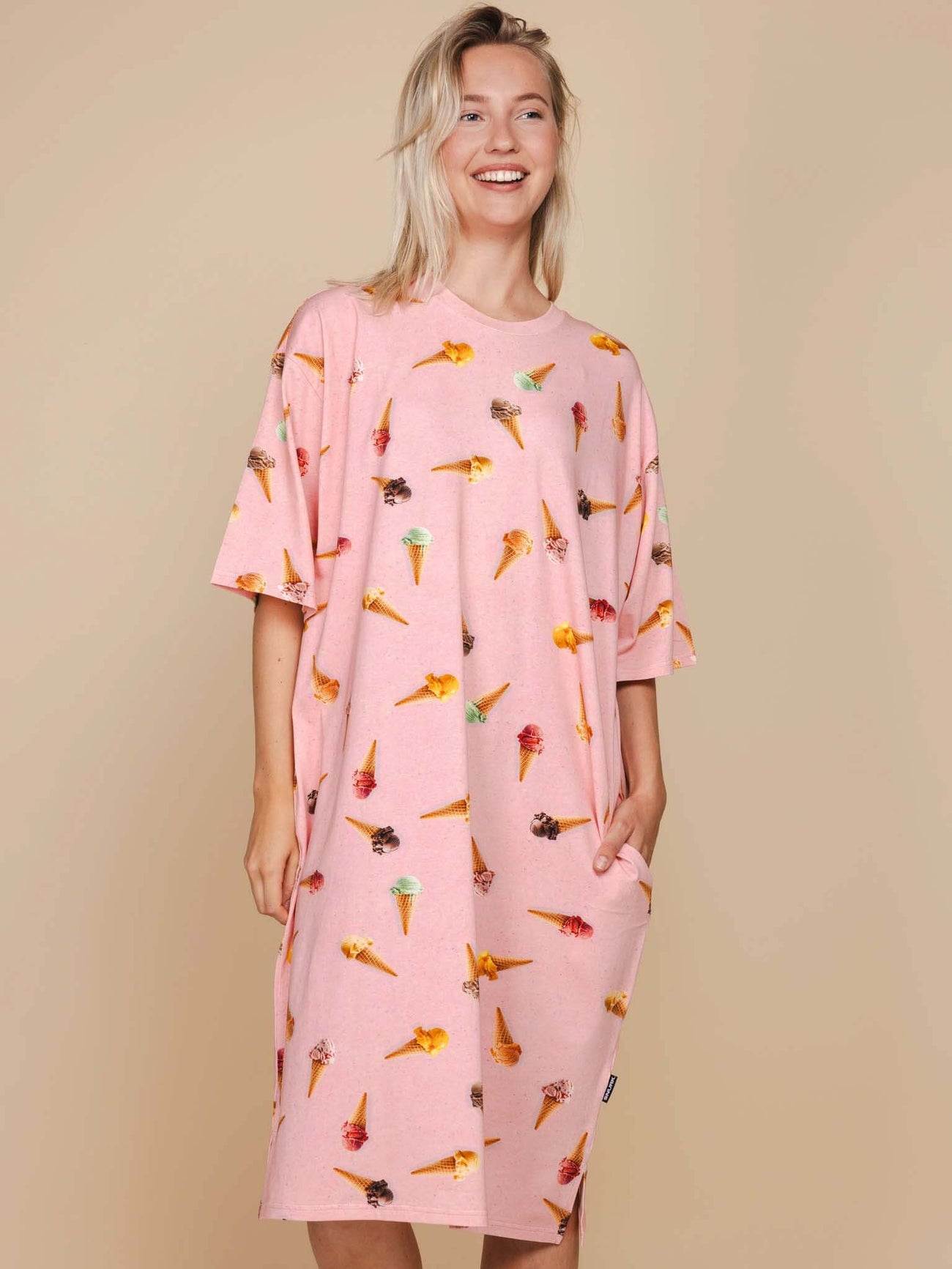 SNURK Ice Cream Cones Relaxed T-Shirt Dress One Size Dames, comfortabel oversized jurkje met ijsjesprint.