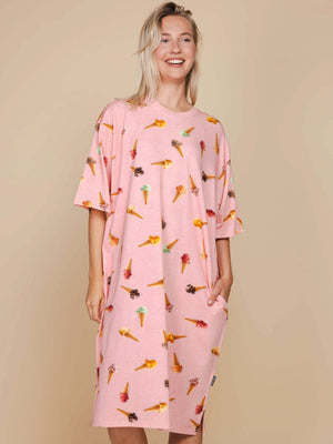 SNURK Ice Cream Cones Relaxed T-Shirt Dress One Size Dames, comfortabel oversized jurkje met ijsjesprint.
