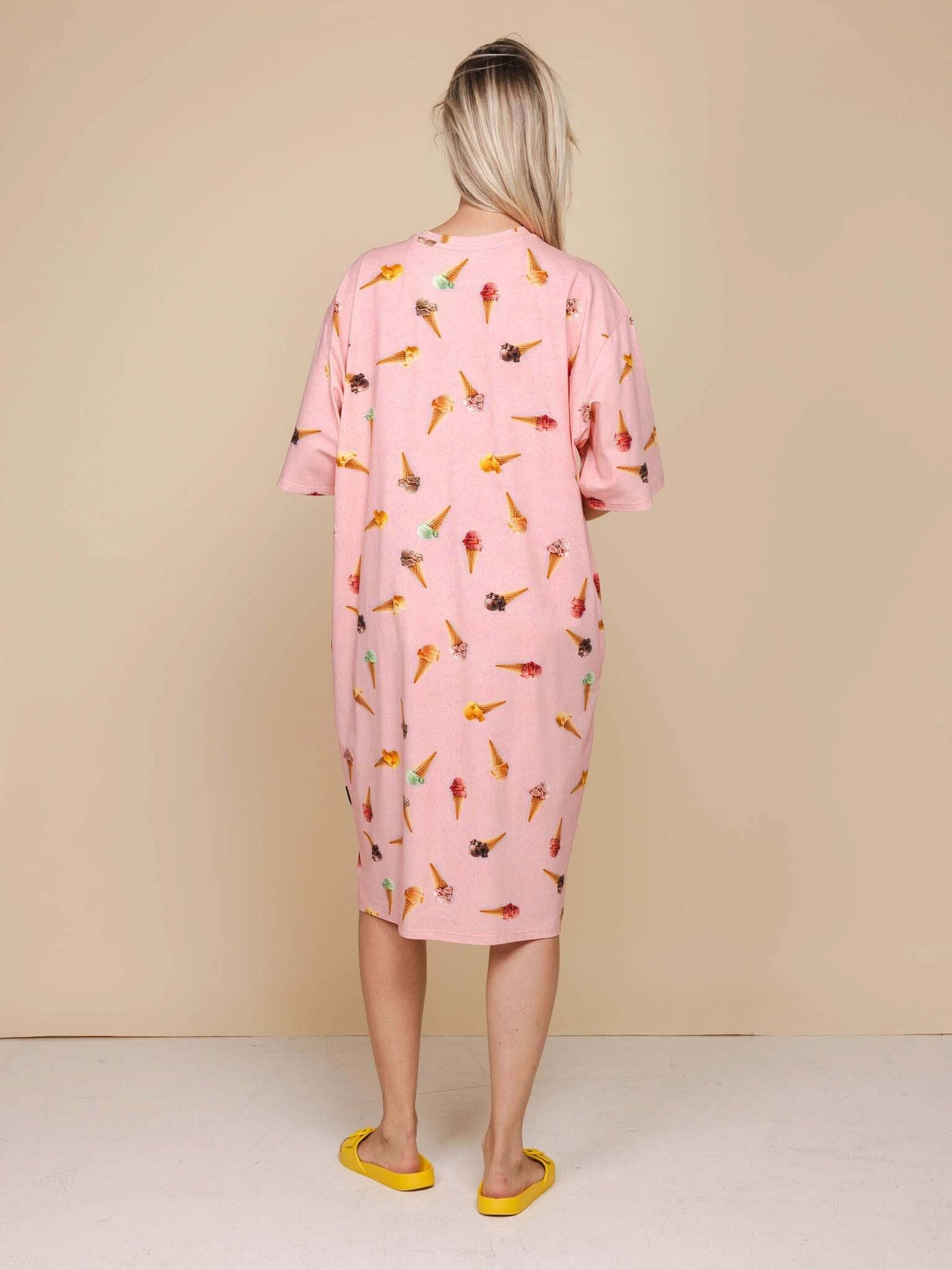 SNURK Ice Cream Cones Relaxed T-Shirt Dress One Size Dames in pastel pink met kleurrijke ijsje print.