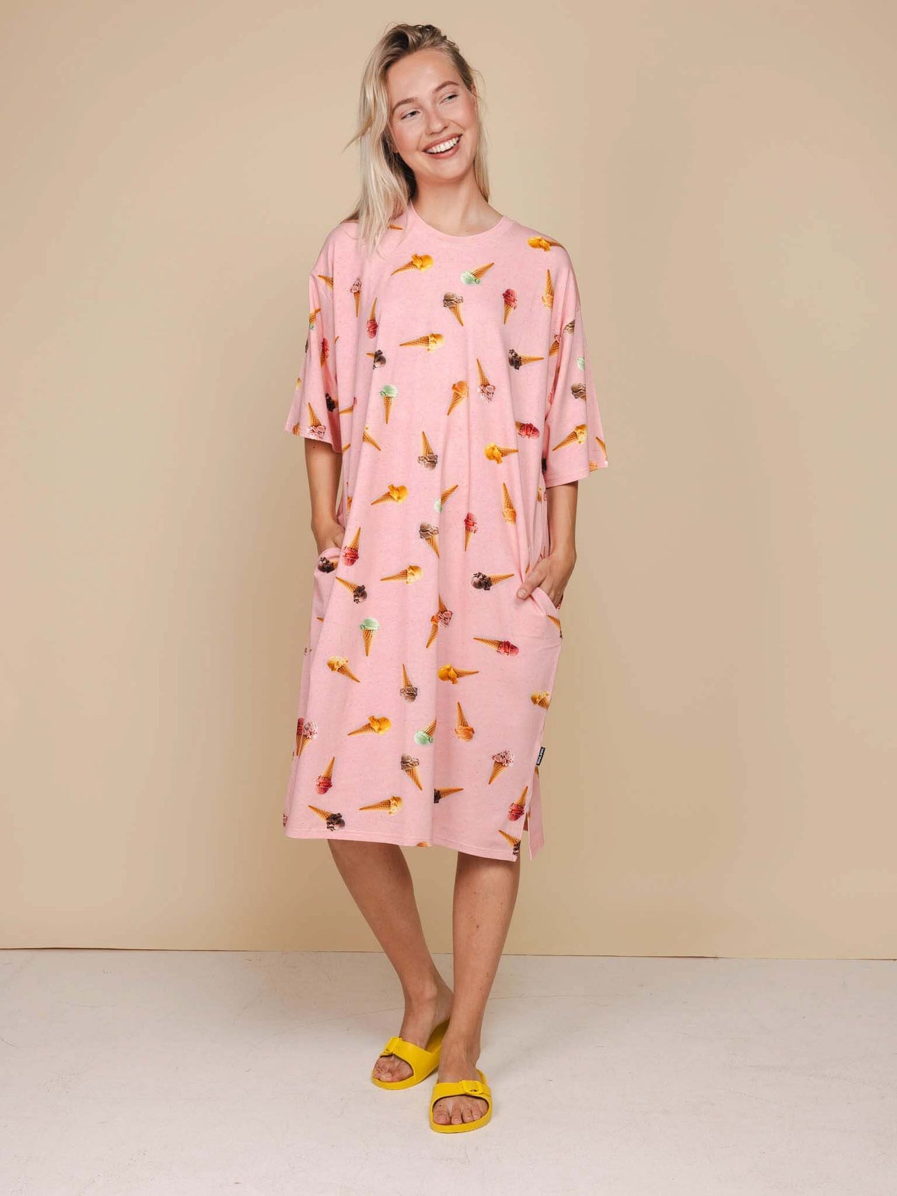 SNURK Ice Cream Cones Relaxed T-Shirt Dress One Size Dames, comfy oversized jurk met ijsjesprint, ideaal voor stranddag.
