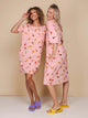 SNURK Ice Cream Cones Relaxed T-Shirt Dress One Size Dames op vrouwen in een vrolijke pose met ijsjesprint.