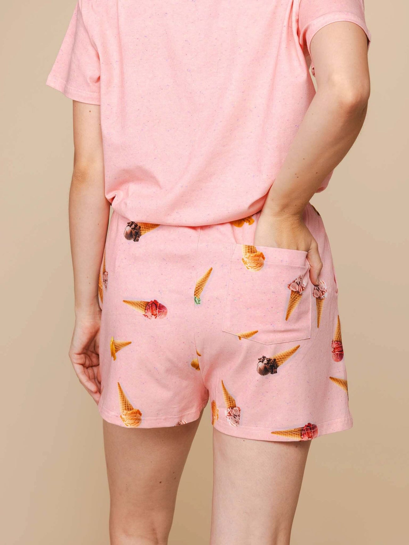 Achterkant van dames in SNURK Ice Cream Cones Shorts Dames met ijsjesprint, relaxte pasvorm, ideaal voor loungen.