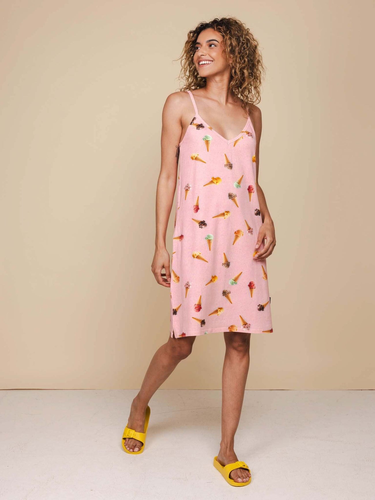 SNURK Ice Cream Cones Strap Dress Dames met spaghettibandjes en vrolijke ijsjesprint voor de zomer.