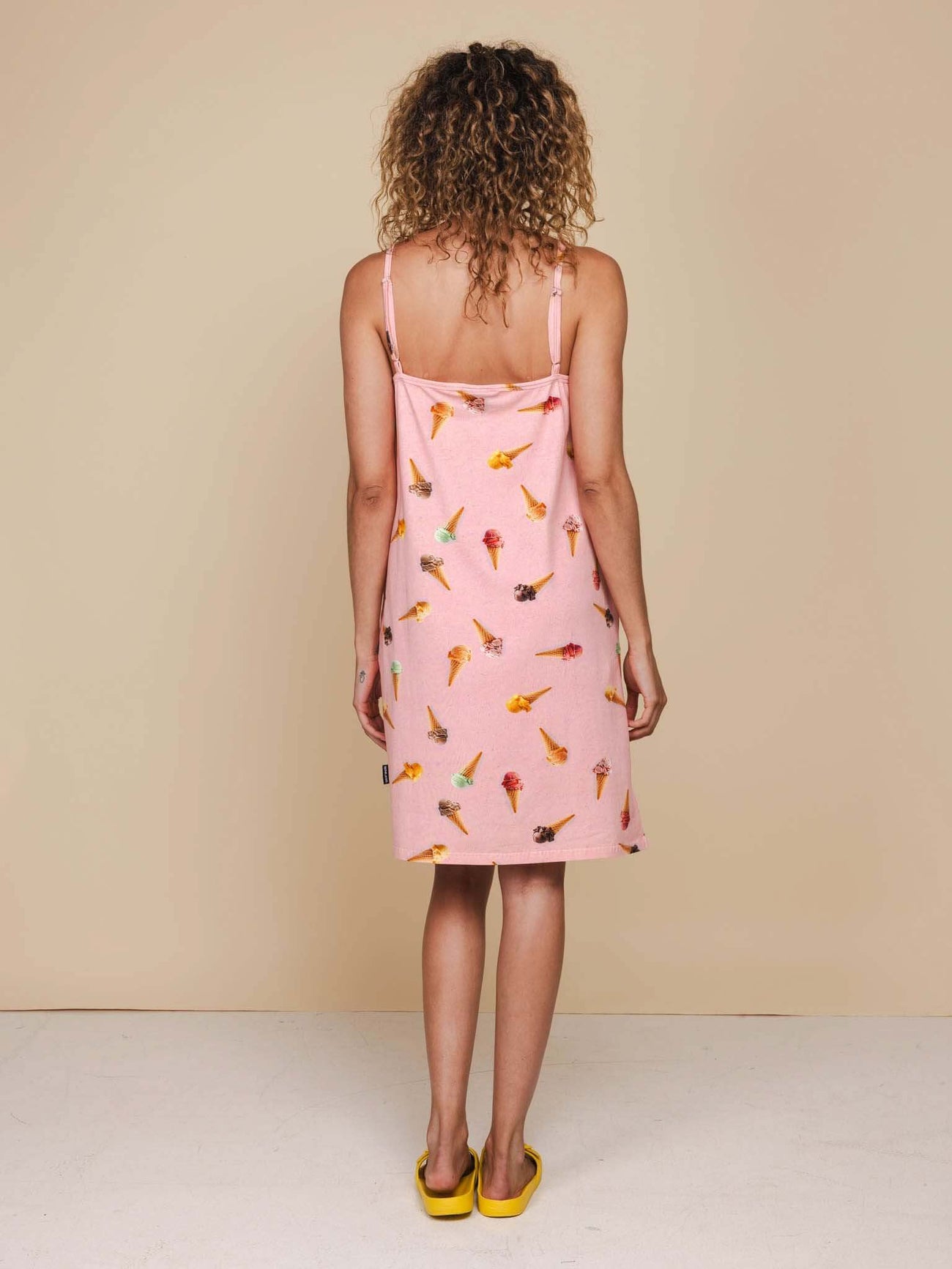 SNURK Ice Cream Cones Strap Dress Dames, luchtige strap dress met Italiaanse ijsjes print, perfect voor warme zomernachten.
