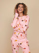 SNURK Ice Cream Cones Sweater Dames model in roze sweater met ijsjespatroon, comfortabele pasvorm, ideaal voor elke gelegenheid.