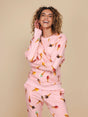 SNURK Ice Cream Cones Sweater Dames model in roze sweater met ijsjespatroon, comfortabele pasvorm, ideaal voor elke gelegenheid.