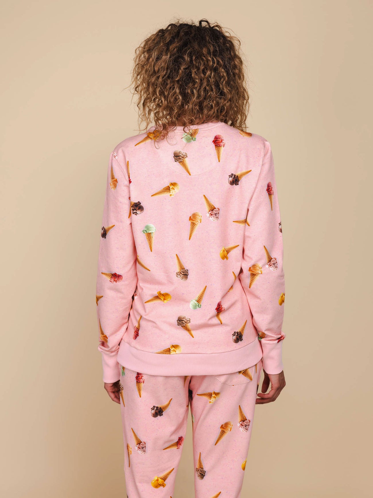 SNURK Ice Cream Cones Sweater Dames achterkant met kleurrijke ijsjes op een roze achtergrond.