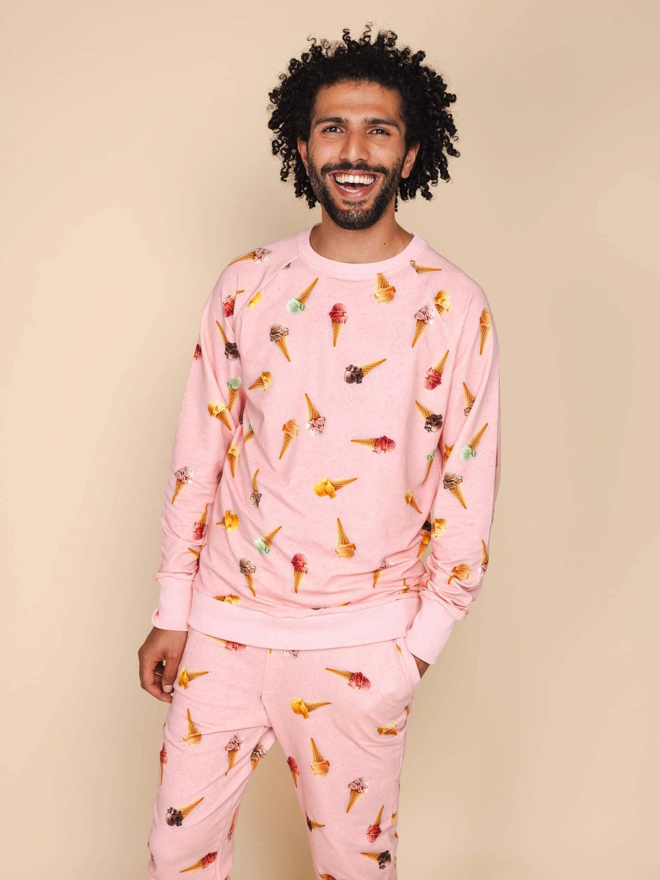 SNURK Ice Cream Cones Sweater Heren gedragen door man met een glimlach, roze met ijsjes patroon.