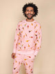 SNURK Ice Cream Cones Sweater Heren gedragen door man met een glimlach, roze met ijsjes patroon.