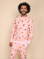 SNURK Ice Cream Cones Sweater Heren gedragen door man met een glimlach, roze met ijsjes patroon.