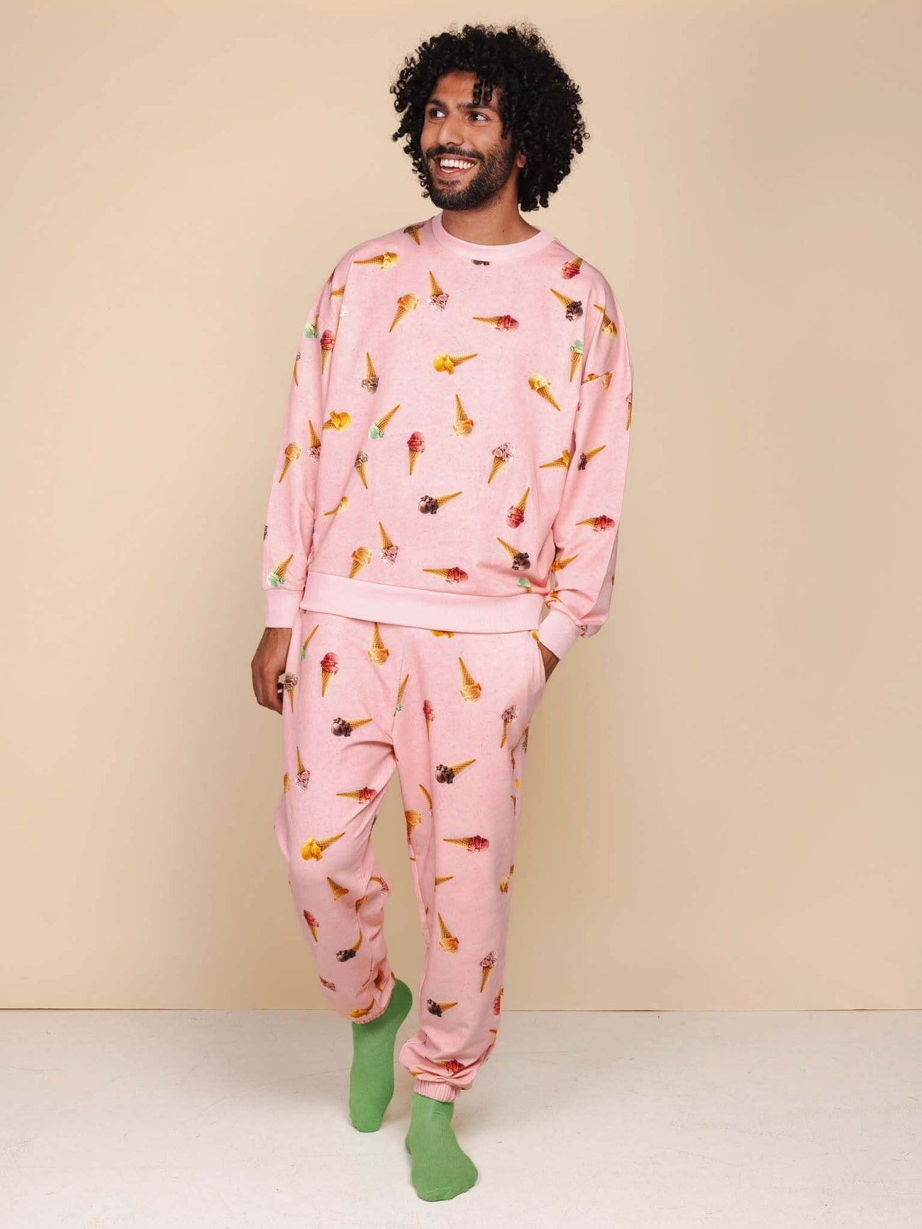 SNURK Ice Cream Cones Sweater Heren in een comfortabele en stijlvolle outfit met kleurrijke ijsjes.