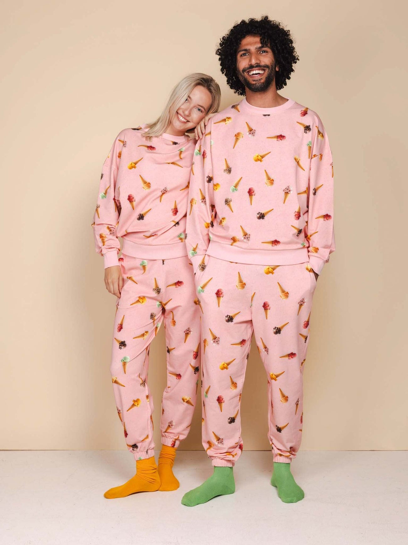 SNURK Ice Cream Cones Sweater Heren en bijpassende broek in roze met ijsjes patroon.