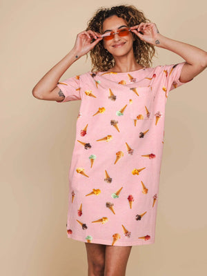 SNURK Ice Cream Cones T-shirt Dress Dames in vrolijke ijsjesprint, perfect voor een zomerse dag.