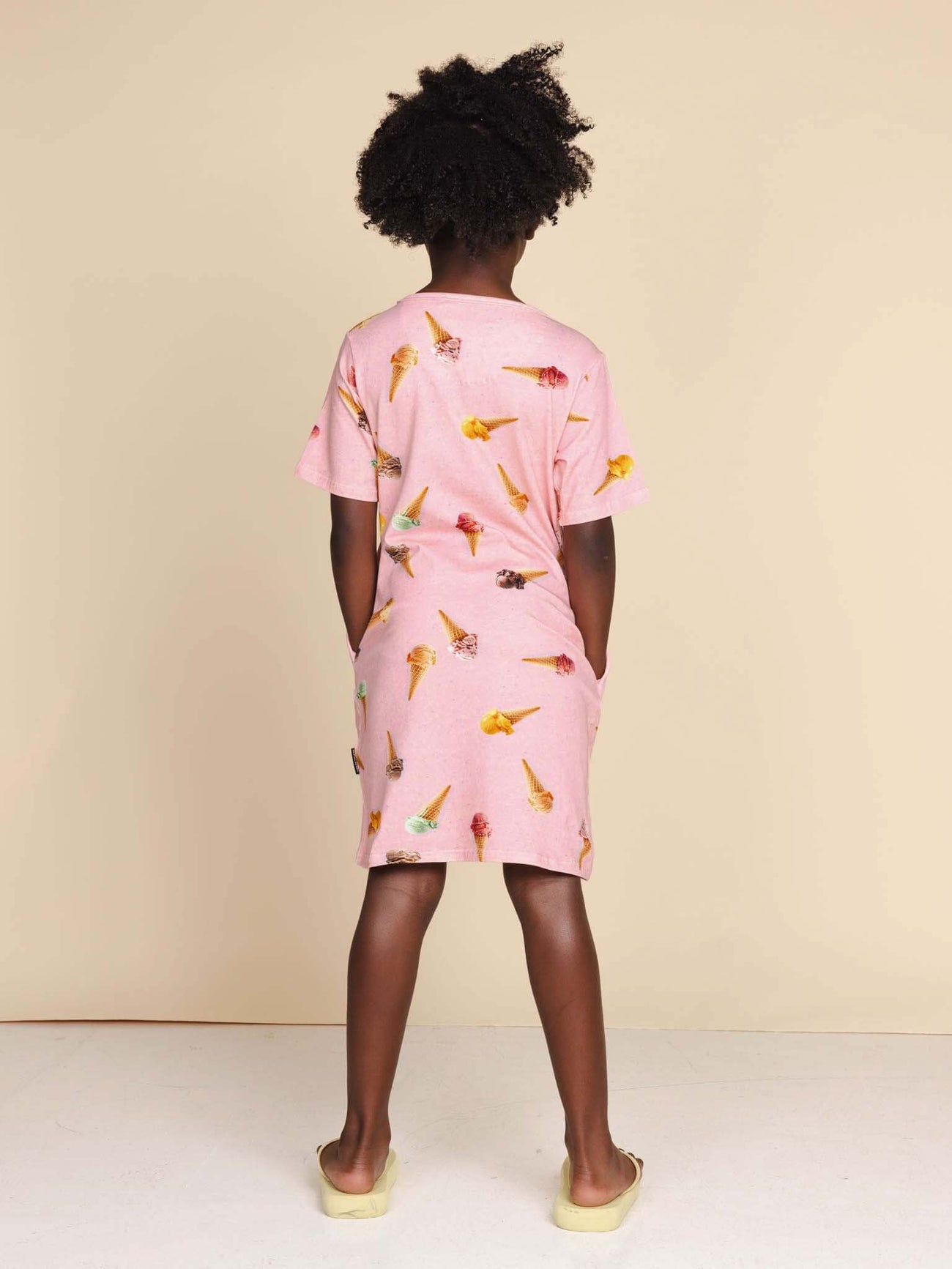 SNURK Ice Cream Cones T-shirt Dress Kids, schattig jurkje met ijsjes print voor kinderen, zachte biologische katoen.