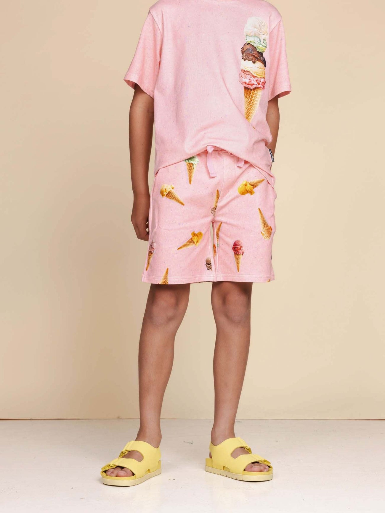 SNURK Ice Cream Cones T-shirt Kids met kind in roze shirt en gele sandalen, zomers en leuk voor school.