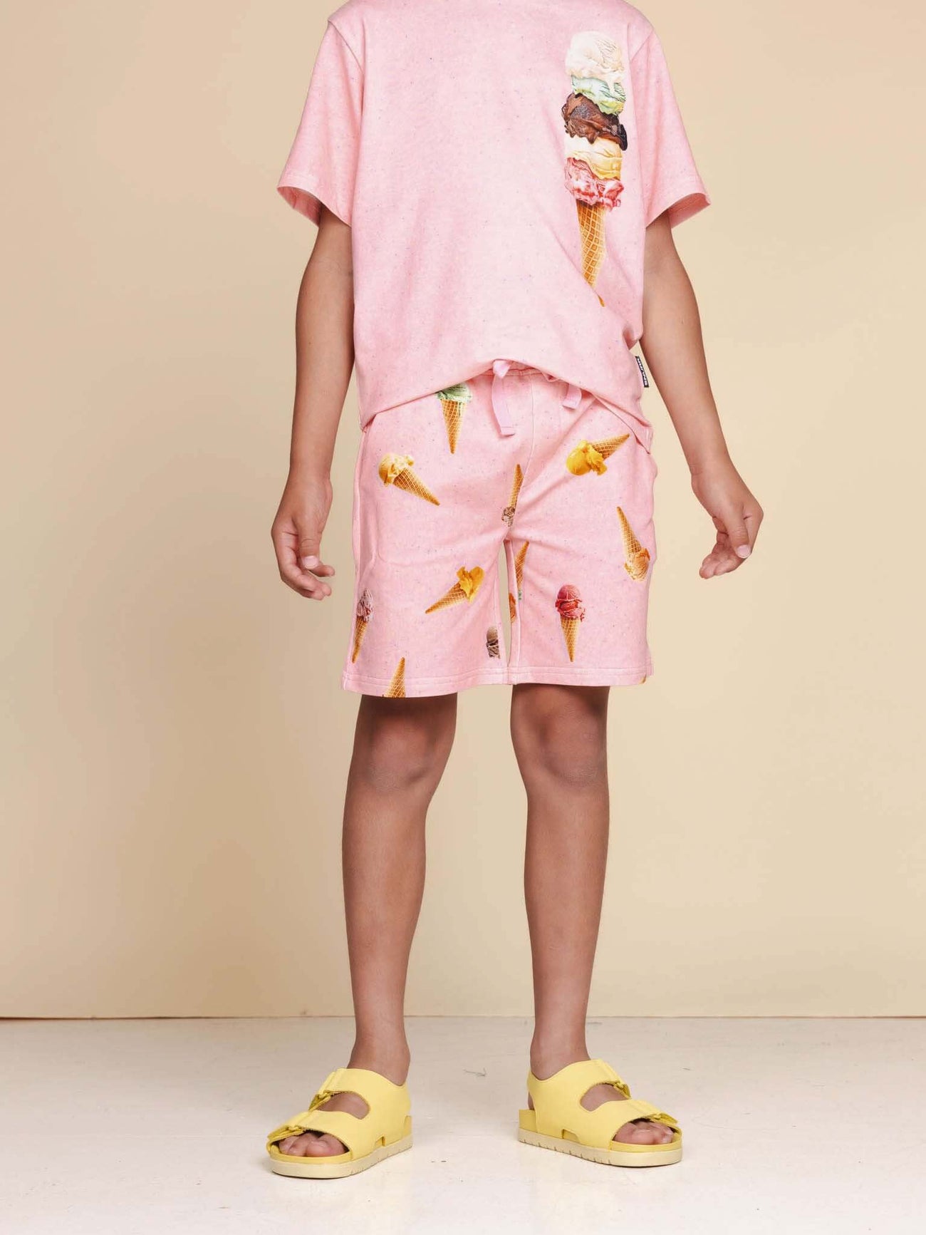 SNURK Ice Cream Cones T-shirt Kids met korte mouwen en ijsjesprint, gecombineerd met roze shorts.