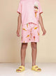 SNURK Ice Cream Cones T-shirt Kids met korte mouwen en ijsjesprint, gecombineerd met roze shorts.