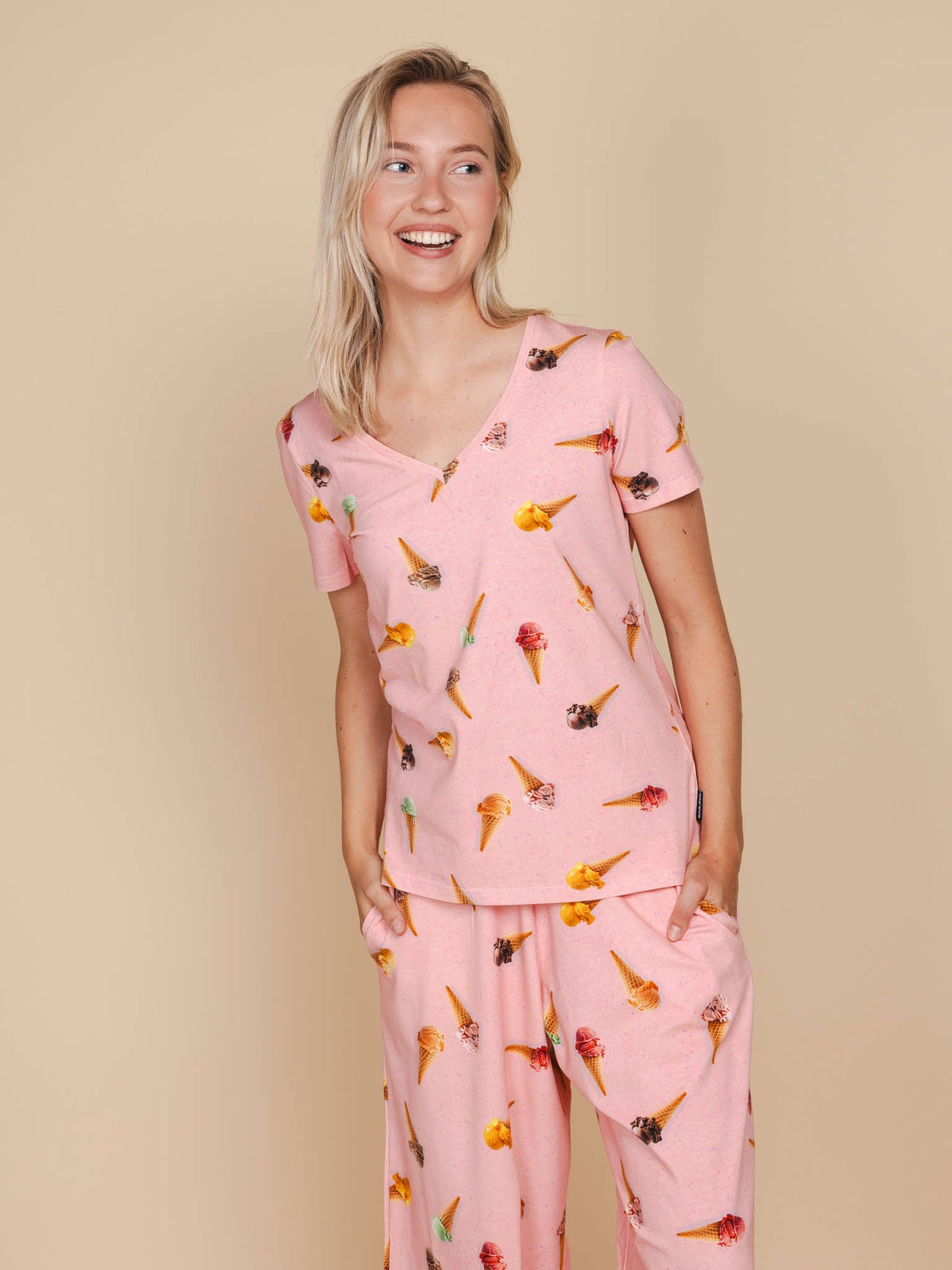 SNURK Ice Cream Cones V-Neck T-shirt Dames met vrolijke ijsco-print, perfect voor relaxen of slapen.