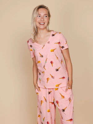 SNURK Ice Cream Cones V-Neck T-shirt Dames met vrolijke ijsco-print, perfect voor relaxen of slapen.