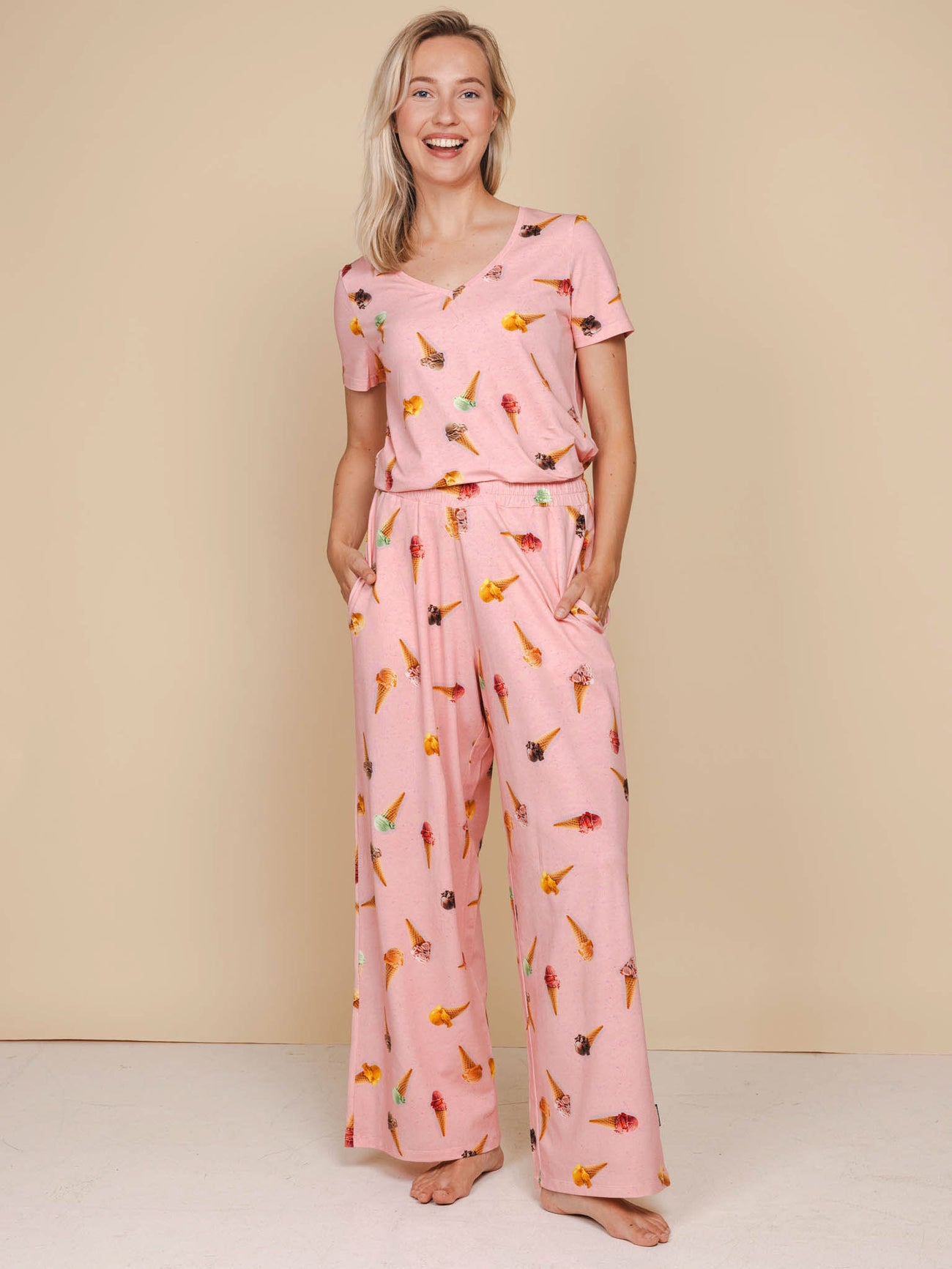 SNURK Ice Cream Cones V-Neck T-shirt Dames in combinatie met comfortabele broek, perfect voor relaxen.
