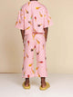 SNURK Ice Cream Cones Wide Pants Kids in een roze outfit met ijsjesprint, gezien van achteren.