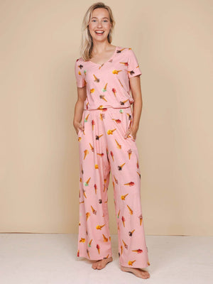 SNURK Ice Cream Cones Wijde Broek Dames in een luchtige, roze outfit met ijsjespatroon.