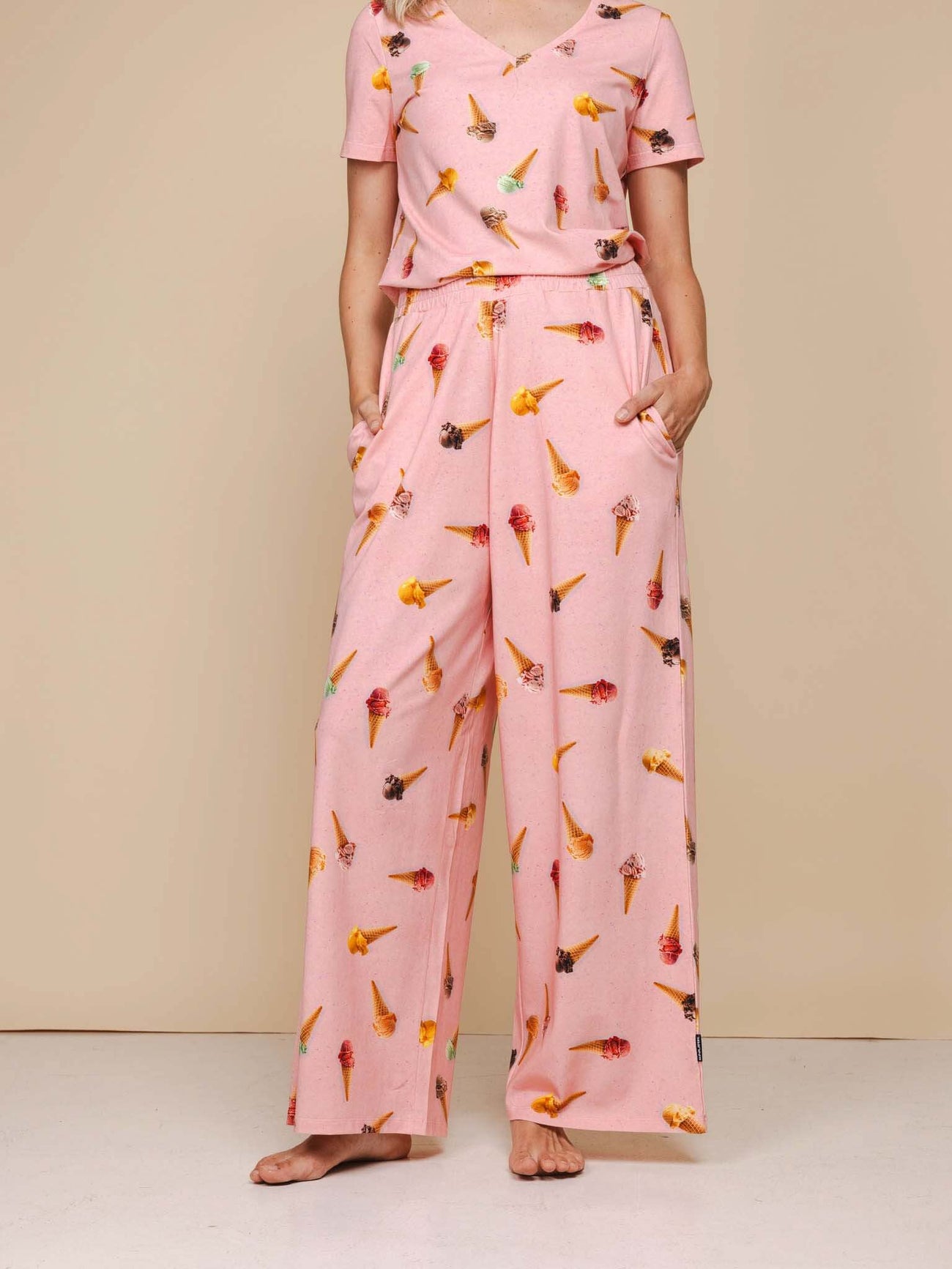 SNURK Ice Cream Cones Wijde Broek Dames in roze met Italiaanse ijsjesprint, relaxte pasvorm en wijde pijpen.