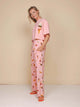 Model in SNURK Ice Cream Cones Wijde Broek Dames, roze broek met Italiaanse ijsjes patroon.