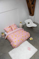 SNURK Lemon dekbedovertrek met knalgele citroenen op roze, perfect voor een vrolijke slaapkamer.