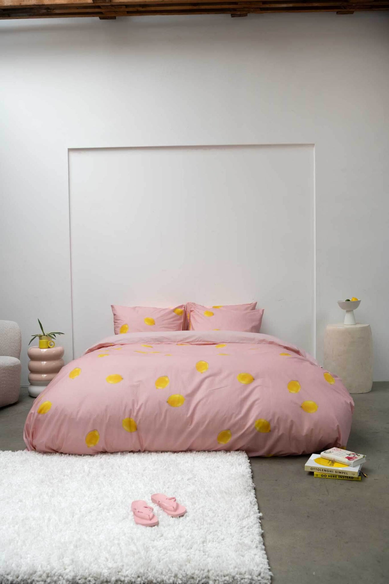 SNURK Lemon dekbedovertrek met knalgele citroenen op roze, ideaal voor een vrolijke slaapkamer.