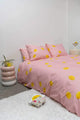 SNURK Lemon dekbedovertrek met gele citroenen op een roze dekbedovertrek, perfect voor een vrolijke slaapkamer.