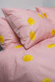 SNURK Lemon dekbedovertrek met knalgele citroenen op een roze ondergrond voor een vrolijke slaapkamer.
