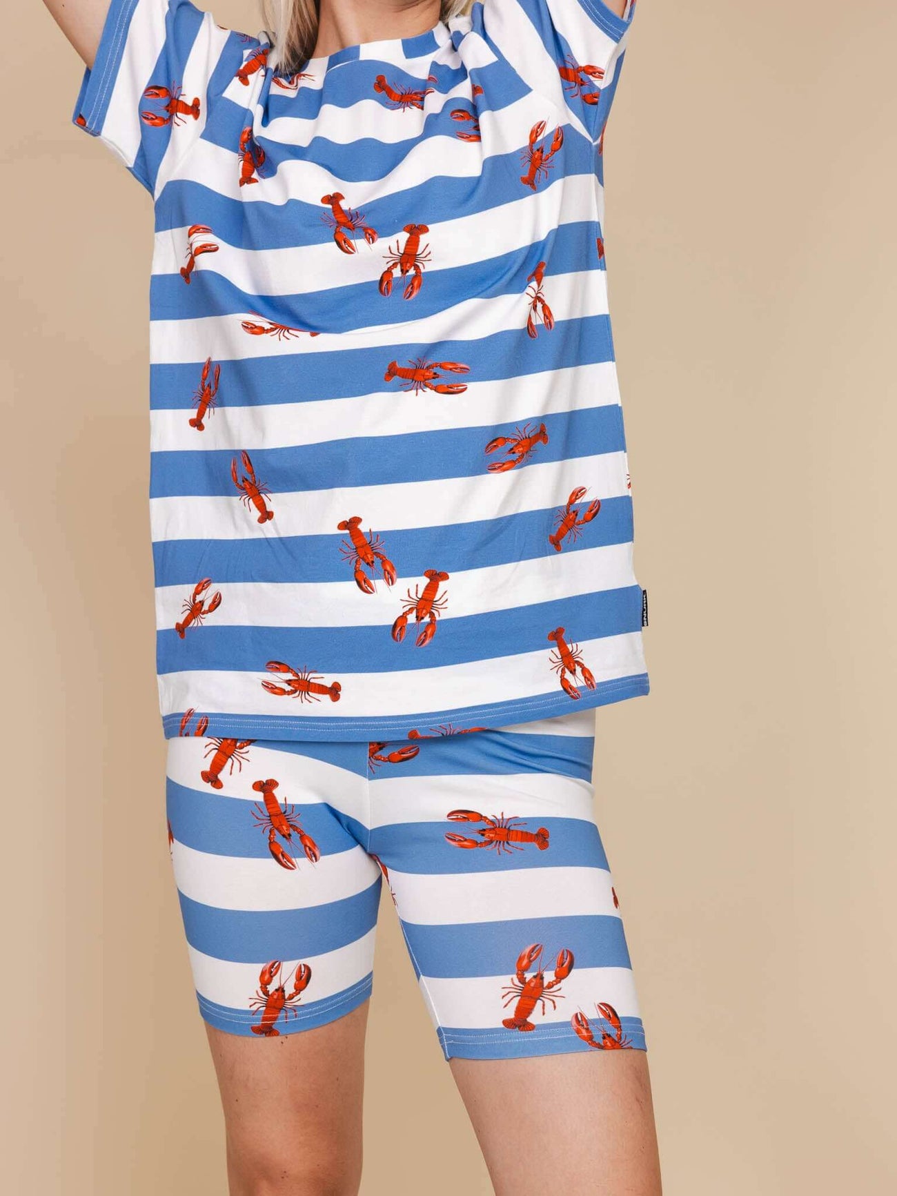 SNURK Lobsters Bikershorts Women met een print van kreeftjes op een blauw gestreepte achtergrond.