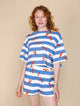 SNURK Lobsters Cropped T-Shirt Dames met kreeftenprint op een blauwe gestreepte achtergrond.