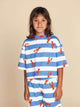 Kind in SNURK Lobsters Cropped T-Shirt Kids met blauwe strepen en kreeftjesprint.