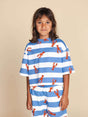 Kind in SNURK Lobsters Cropped T-Shirt Kids met blauwe strepen en kreeftjesprint.