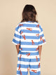 Achterkant van een kind in het SNURK Lobsters Cropped T-Shirt Kids met blauwe strepen en kreeftjes.