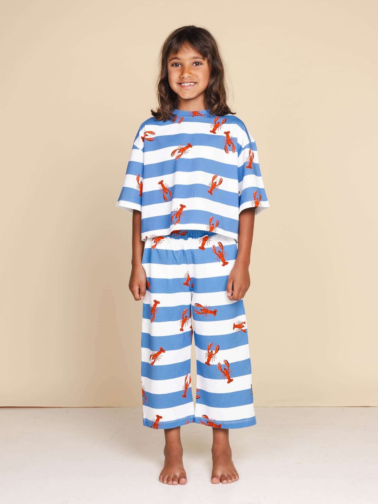 SNURK Lobsters Cropped T-Shirt Kids, kort pyjama shirtje voor kinderen met rode kreeftjes, blauw gestreept design.