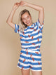 Model in SNURK Lobsters Shorts Dames met blauwe strepen en kreeftenpatroon, perfect voor loungen en slapen.