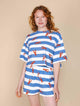 SNURK Lobsters Shorts Dames model in luchtige korte broek met kreeftjes op blauwe strepen.