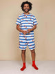 SNURK Lobsters Shorts Heren model in blauwe gestreepte short met rode kreeftjes en rode sokken.