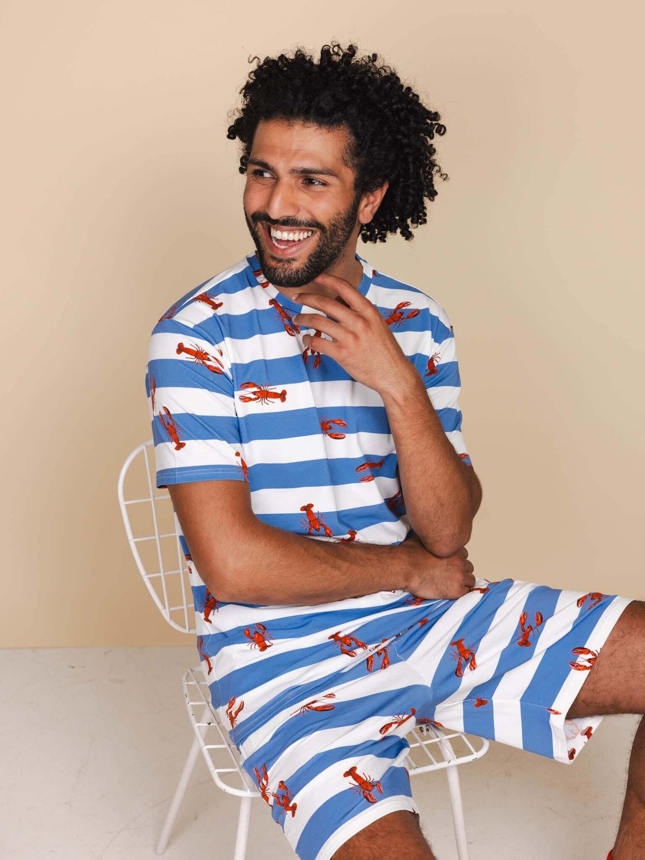 SNURK Lobsters Shorts Heren model draagend in blauw gestreepte short met kreeftjes print.