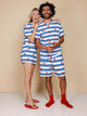Modelen dragen de SNURK Lobsters Shorts Heren met een vrolijke kreeftenprint op een blauw gestreepte achtergrond.