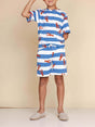 SNURK Lobsters Shorts Kids met blauw gestreept patroon en rode kreeftjes, zacht katoen en relaxte pasvorm.