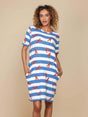 SNURK Lobsters T-shirt Dress Dames met blauwe strepen en kreeftjesprint, perfect voor een zomerse dag.