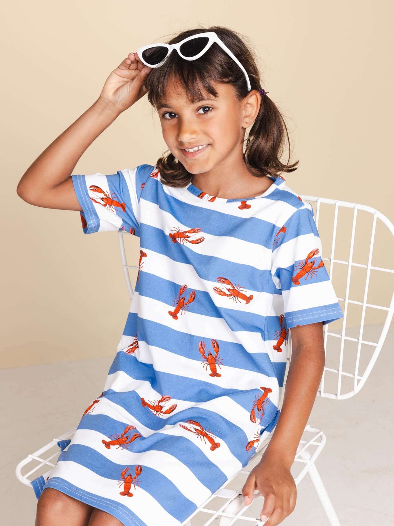 SNURK Lobsters T-shirt Dress Kids in blauw gestreept met rode kreeftjes, perfect voor zonnige dagen.